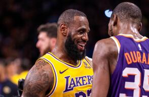 LeBron James y Kevin Durant, tras el partid de Los Ángeles Lakers vs. Phoenix Suns, en la NBA LeBron James y Kevin Durant, tras el partid de Los Ángeles Lakers vs. Phoenix Suns, en la NBA