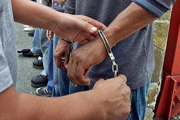 24889_121543-detenido_-_captura_-_esposas_-_afp_1.jpg