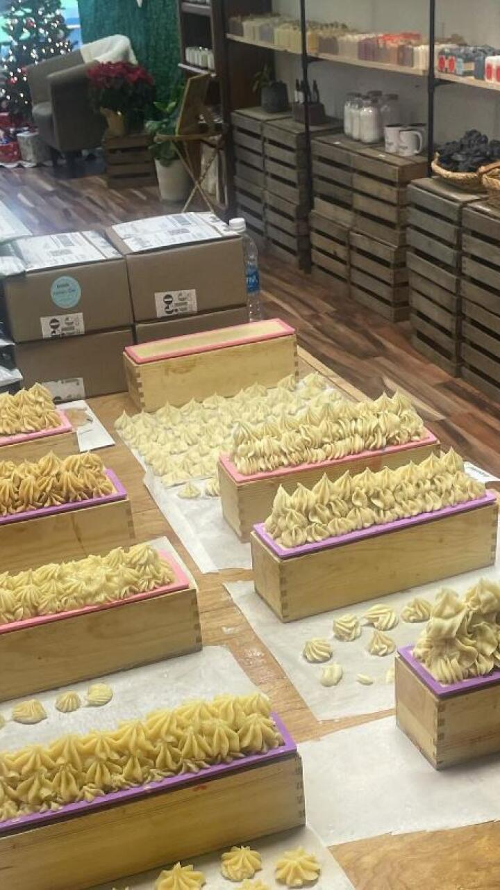 Mujer vende jabones artesanales de leche materna y asegura ganar miles de dólares