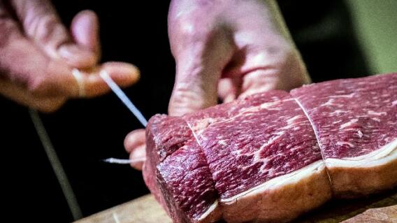 Le amputaron el brazo a carnicero luego de que quedara atrapado en la máquina picadora Le amputaron el brazo a carnicero luego de que quedara atrapado en la máquina picadora