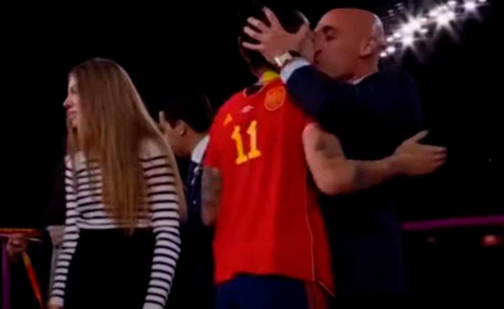 Beso-Presidente-Federacion-a-Jugadora.jpg