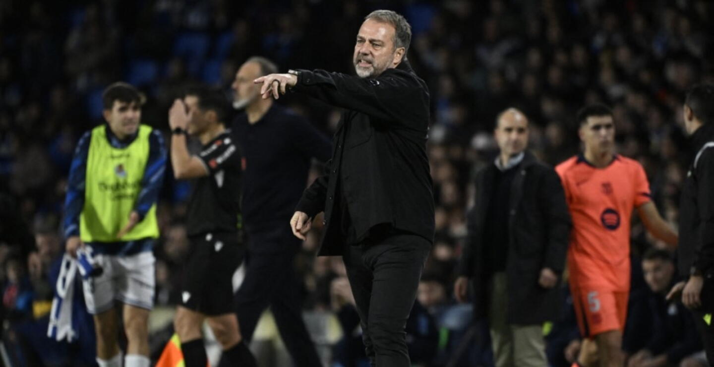Hansi Flick, director técnico del Barcelona, da indicaciones en el juego contra la Real Sociedad.
