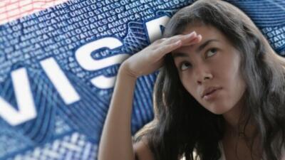 Visa americana junto a una mujer que recibe malas noticias.jpg Visa americana junto a una mujer que recibe malas noticias.jpg