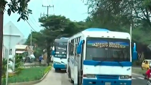 Caravanas de buses, listas para cruzar el puente Francisco de Paula Santander en la frontera