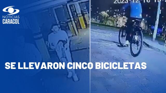 Ladrones robaron bicicletas en Bogotá mientras vecinos hacían la Novena Ladrones robaron bicicletas en Bogotá mientras vecinos hacían la Novena