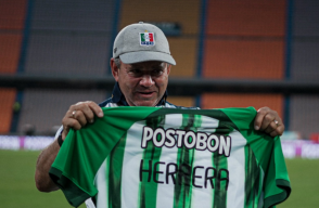 Hernán Darío Herrera recibe la camiseta que le entregó Nacional antes del duelo en el Atanasio.