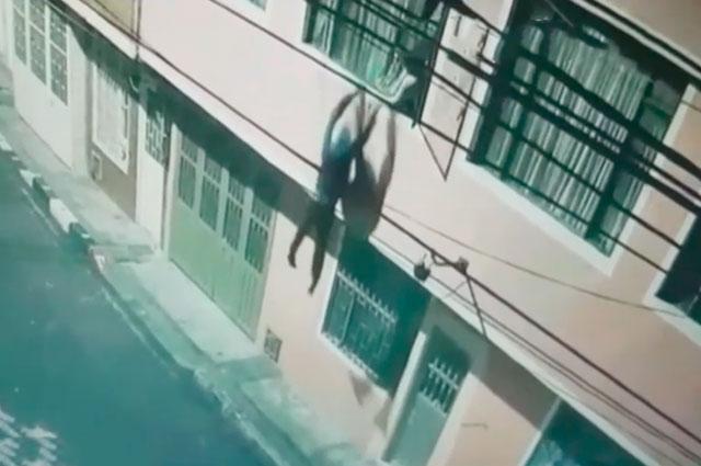 Este ladrón, literalmente, cayó: lo empujaron por la ventana al sorprenderlo robando una casa