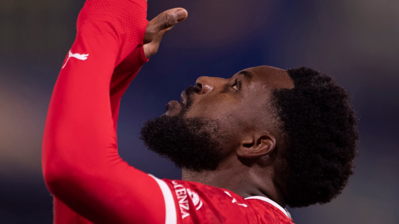 Álvaro Angulo festejando anotación con Independiente, frente a Boca Juniors.