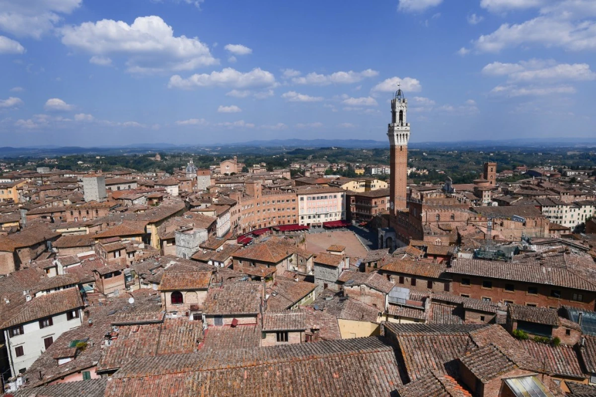 Siena, ciudad italiana, cierra sus museos y colegios tras registrar 40