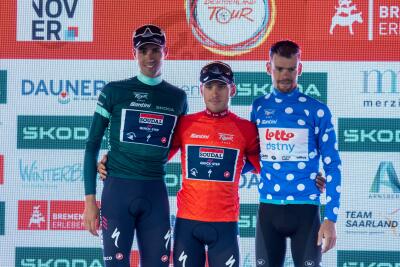 Ilan Van Wilder junto al ganador de la camiseta de puntos y el campeón de la montaña.  Ilan Van Wilder junto al ganador de la camiseta de puntos y el campeón de la montaña.