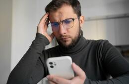 Persona con el iPhone 11