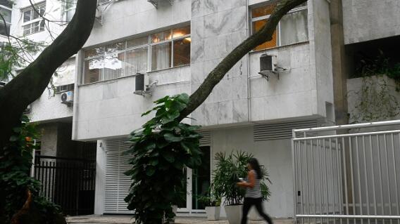 Diplomático habría asesinado a su esposo, que presuntamente murió por una caída Diplomático habría asesinado a su esposo, que presuntamente murió por una caída