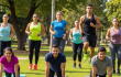Personas haciendo ejercicio al aire libre