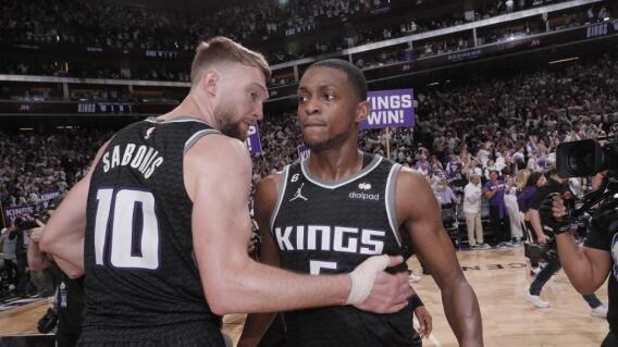 Domantas Sabonis y De'Aaron Fox, jugadores de los Sacramento Kings. Domantas Sabonis y De'Aaron Fox, jugadores de los Sacramento Kings.