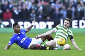 337004_Acción de juego del clásico entre Rangers y Celtic