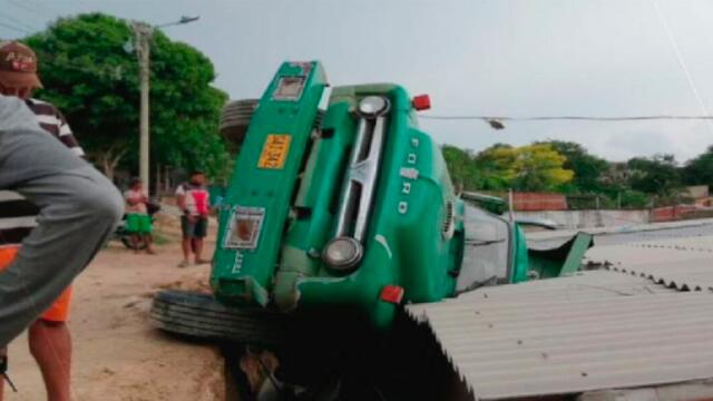 Bebé de 2 años se salvó por segundos de ser aplastada por volqueta que cayó sobre su casa