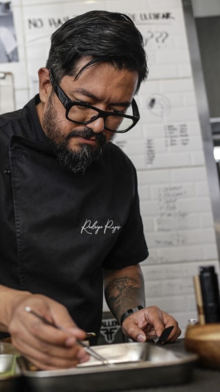 La hoja de coca molida un ingrediente especial en la comida del chef