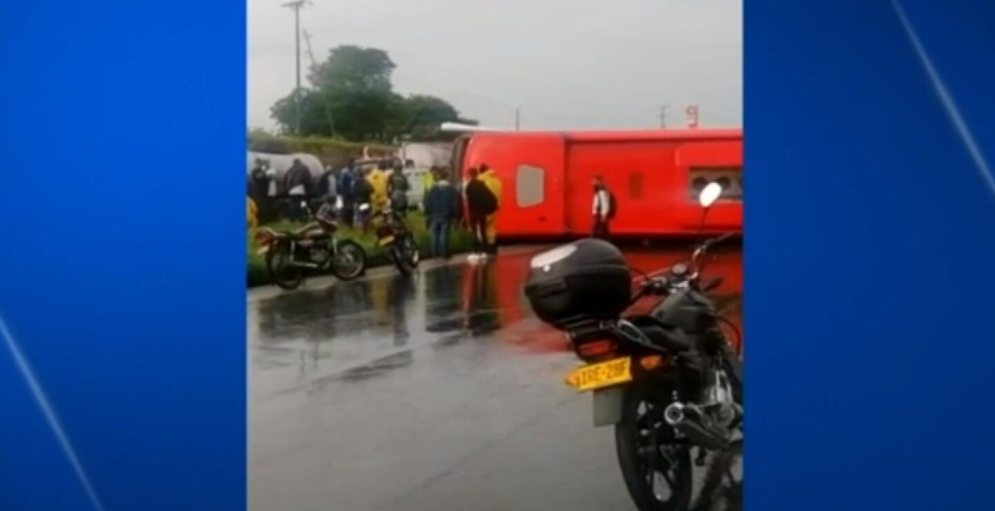 Bus intermunicipal se volcó en vía de Cesar y su conductor falleció