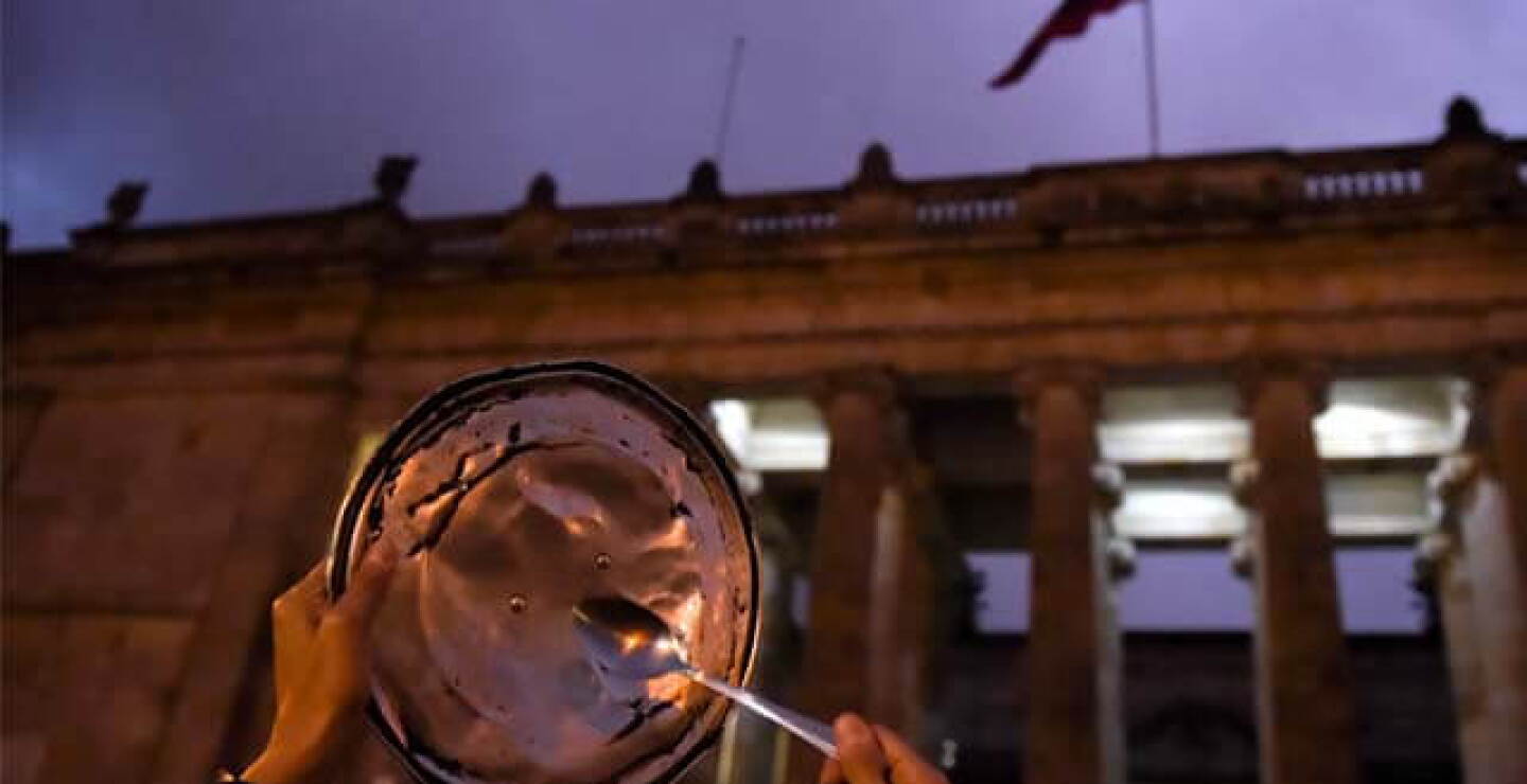 cacerolazos_en_el_mundo.jpg