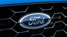 Imagen que muestra el logo de Ford en un Focus en primer primerísimo plano.