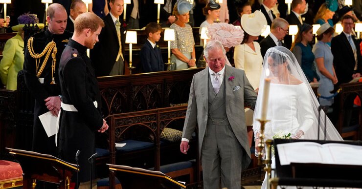 El príncipe de Gales entregó a la novia a su llegada al altar.