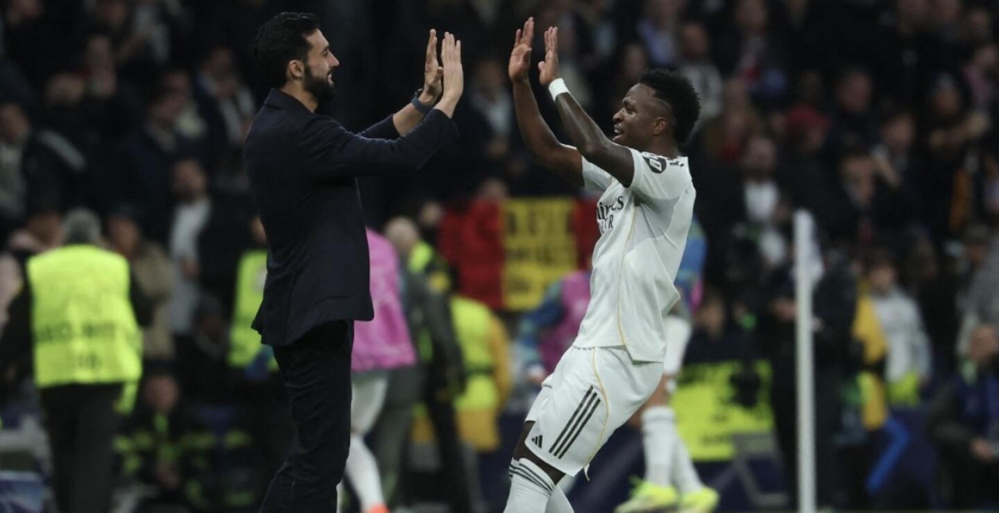 Álvaro Arbeloa junto a Vinícius en uno de los juegos del Real Madrid por Liga de España. 