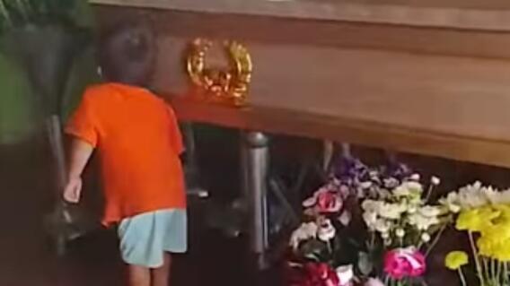 Niño habla con el ataúd de su mamá 