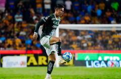 James Rodríguez en acción de juego con León frente a Tigres por el Apertura MX. 