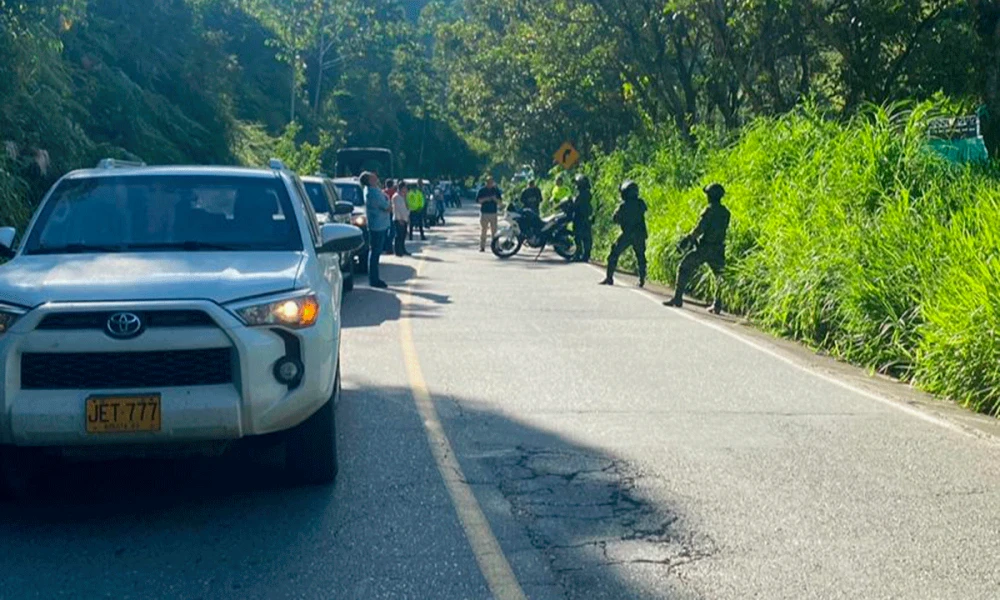 Disidentes de Farc sorprendidos en vehículos de la UNP en Antioquia se niegan a bajarse - BluRadio