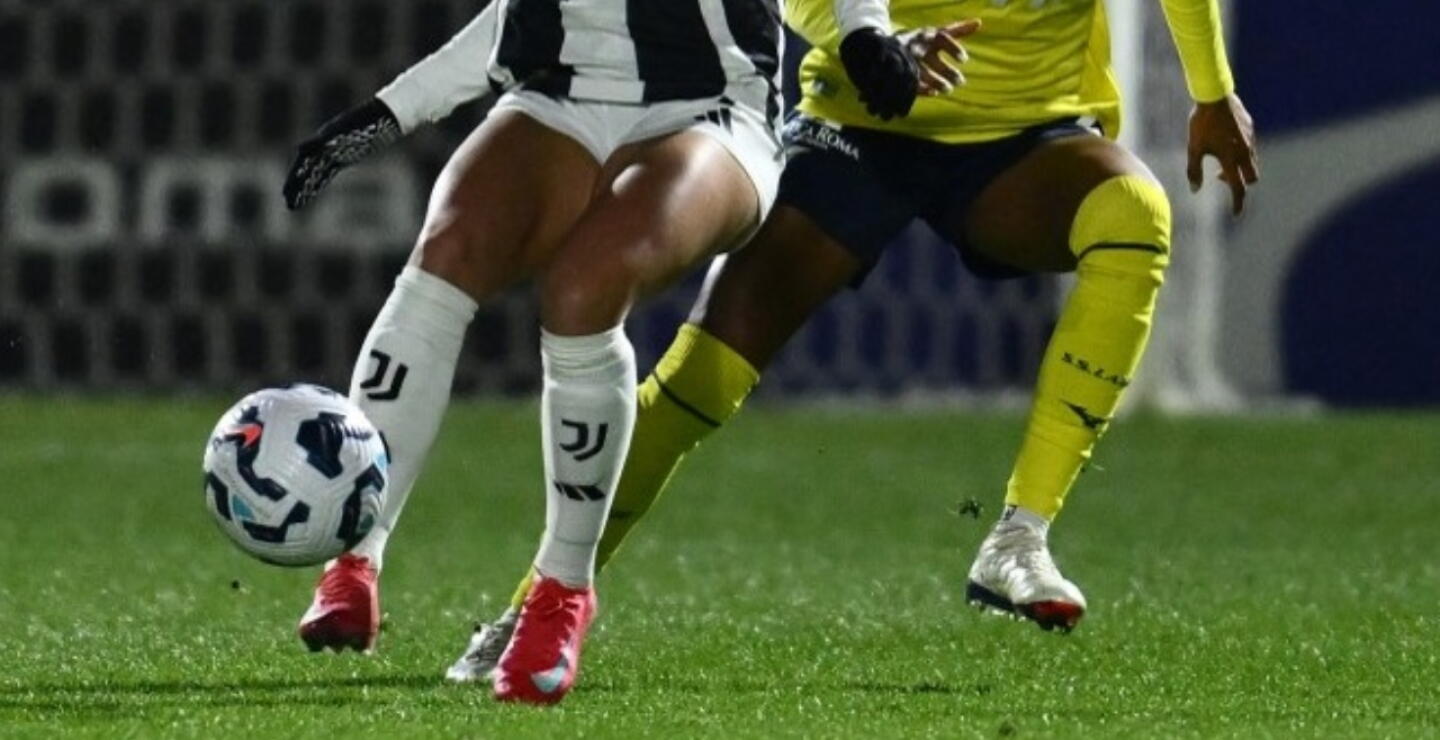 Acción de juego en el fútbol femenino de Italia. 