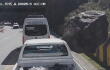 Roca cae sobre camioneta en Perú