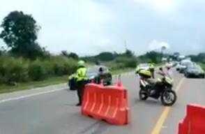 298331_Blu Radio. Paso a un carril en la vía Bogotá – Girardot por derrumbes y caída de rocas / Foto:captura de video