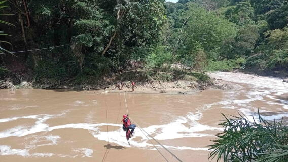 Bomberos de Floridablanca, rescató a persona con marcapaso en e río de oro en Girón.