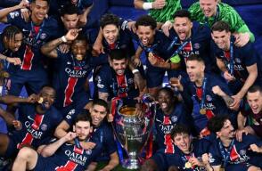 PSG con el trofeo de la Champions League.