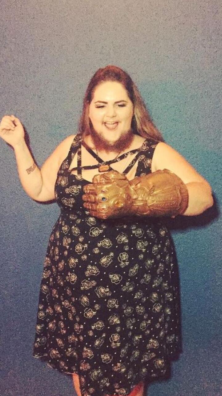 Mujer comparte su historia de amor propio tras aceptar el crecimiento de vello en su rostro