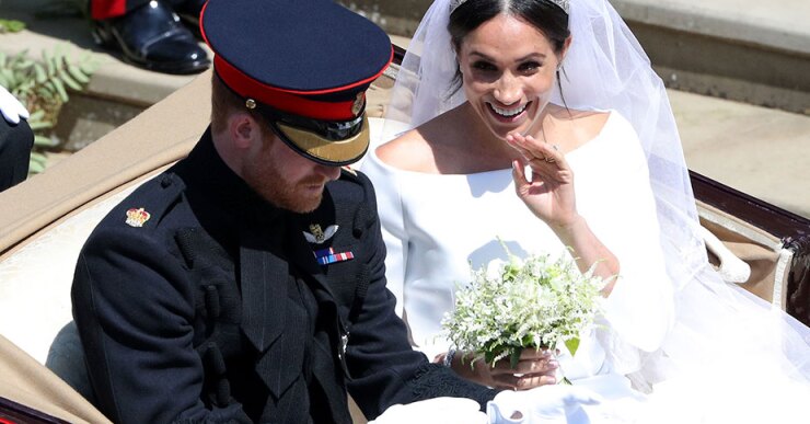 Justo después de la boda, la pareja real hizo un recorrido en un carro descubierto por el pueblo de Windsor.