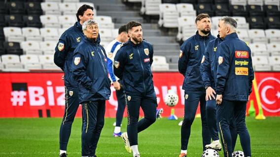 Mircea Lucescu, DT de Rumania, en uno de los entrenamientos.