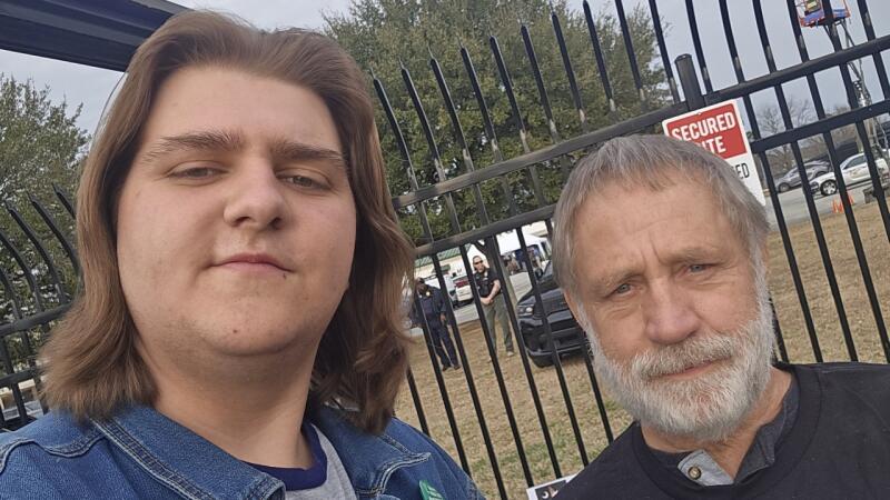 El hermano del condenado a muerte protestó contra la ejecución. El hermano del condenado a muerte protestó contra la ejecución.