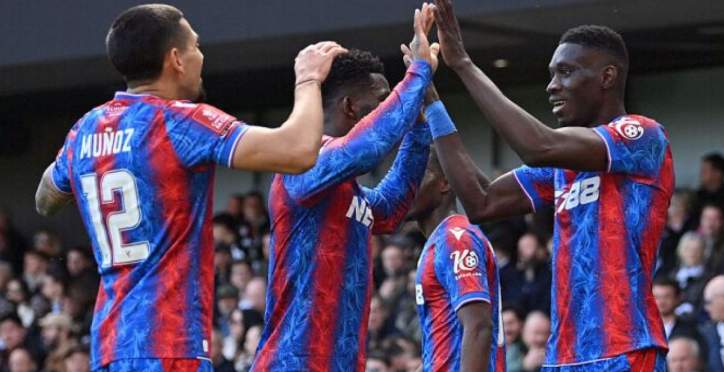 Daniel Muñoz y Jefferson Lerma con el Crystal Palace en juego de la FA Cup. 