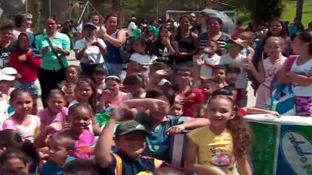 Niños del corregimiento Altavista, en Medellín, recibieron la ruta navideña de Noticias Caracol