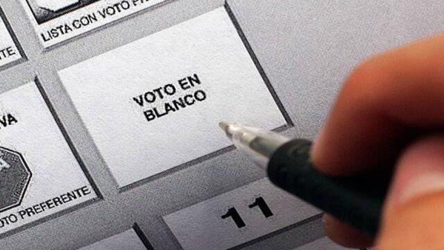 ¿Es cierto que el voto en blanco se suma al candidato con la mayor votación?