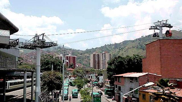 Diez sectores de la comuna 13 están sin transporte por cuenta de la extorsión a buseros