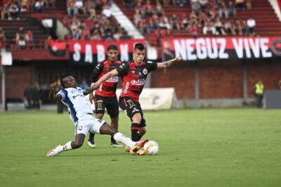 Acción de juego del duelo entre Cúcuta y Atlético