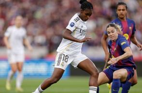 Linda Caicedo en acción de juego con Real Madrid en el clásico por Liga F frente a Barcelona. 