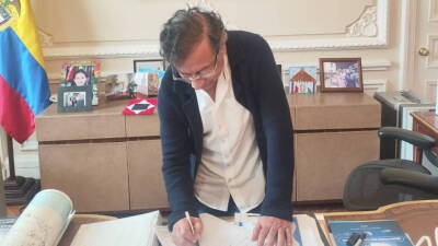 Presidente Petro firma decreto de consulta popular Presidente Petro firma decreto de consulta popular