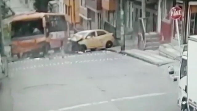 Doble imprudencia generó duro choque entre una buseta y un taxi