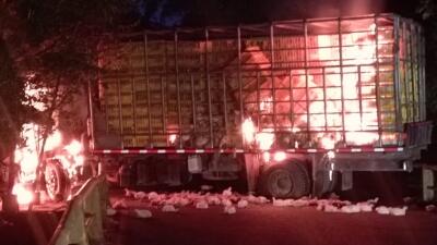 Camión cargado con pollos fue incinerado en zona rural de Jamundí: hay bloqueos en la vía