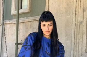 Aunque el beso entre las dos mujeres conmocionó a los usuarios de las redes sociales, las criticas estuvieron dirigidas al cantante Christian Nodal. 