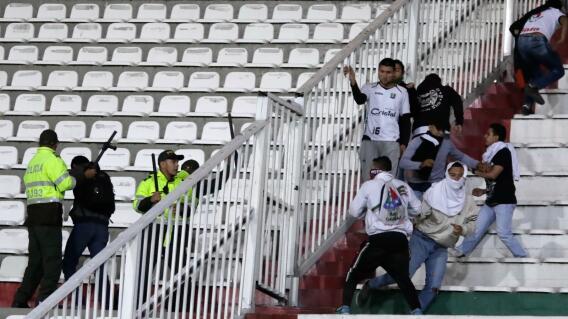 Hinchas de Once Caldas en las tribunas del Palogrande se enfrentan con la Policía. Hinchas de Once Caldas en las tribunas del Palogrande se enfrentan con la Policía.