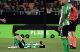 Isco, compañero del 'Cucho' Hernández en Betis, salió lesionado en juego de Europa League. 